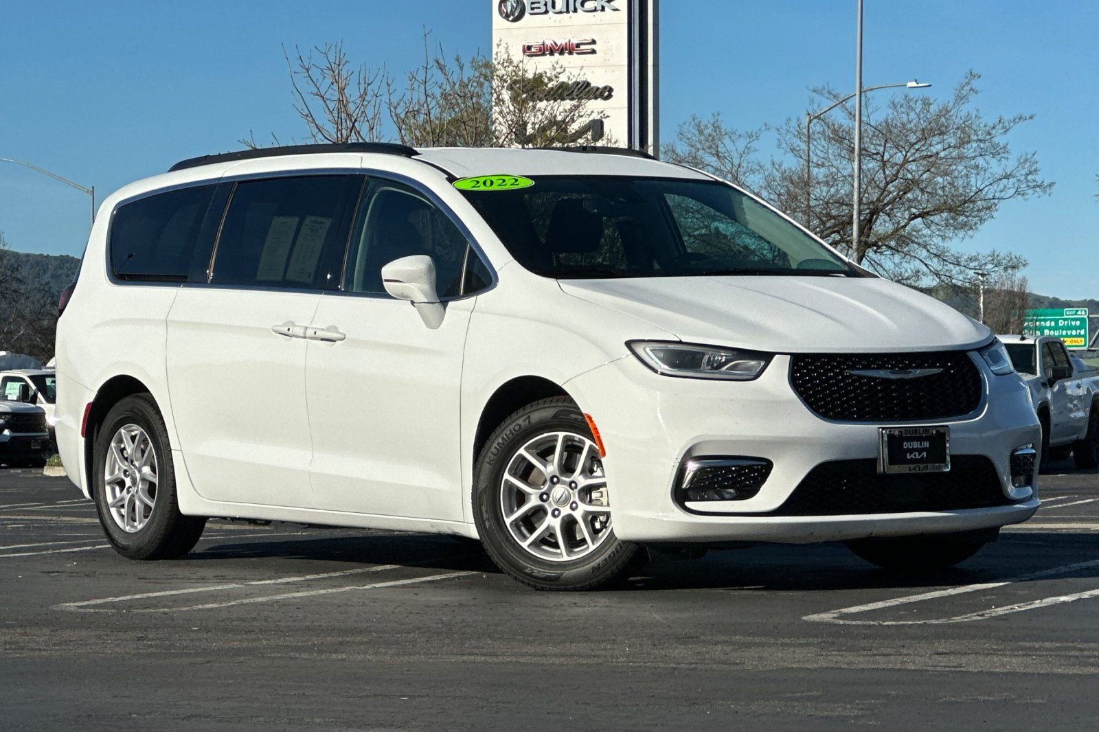 Used 2022 Chrysler Pacifica Touring-L FWD image 2