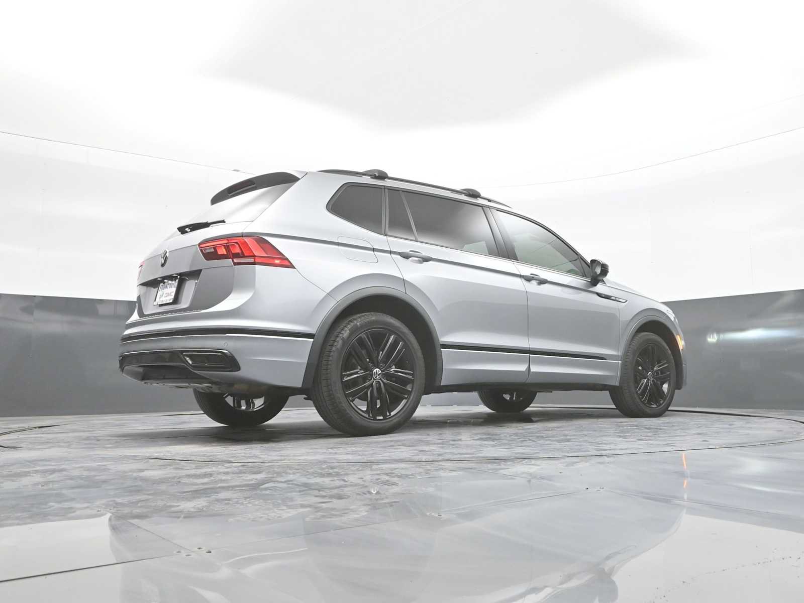 Used 2022 Volkswagen Tiguan SE R-Line AWD/4WD image 48
