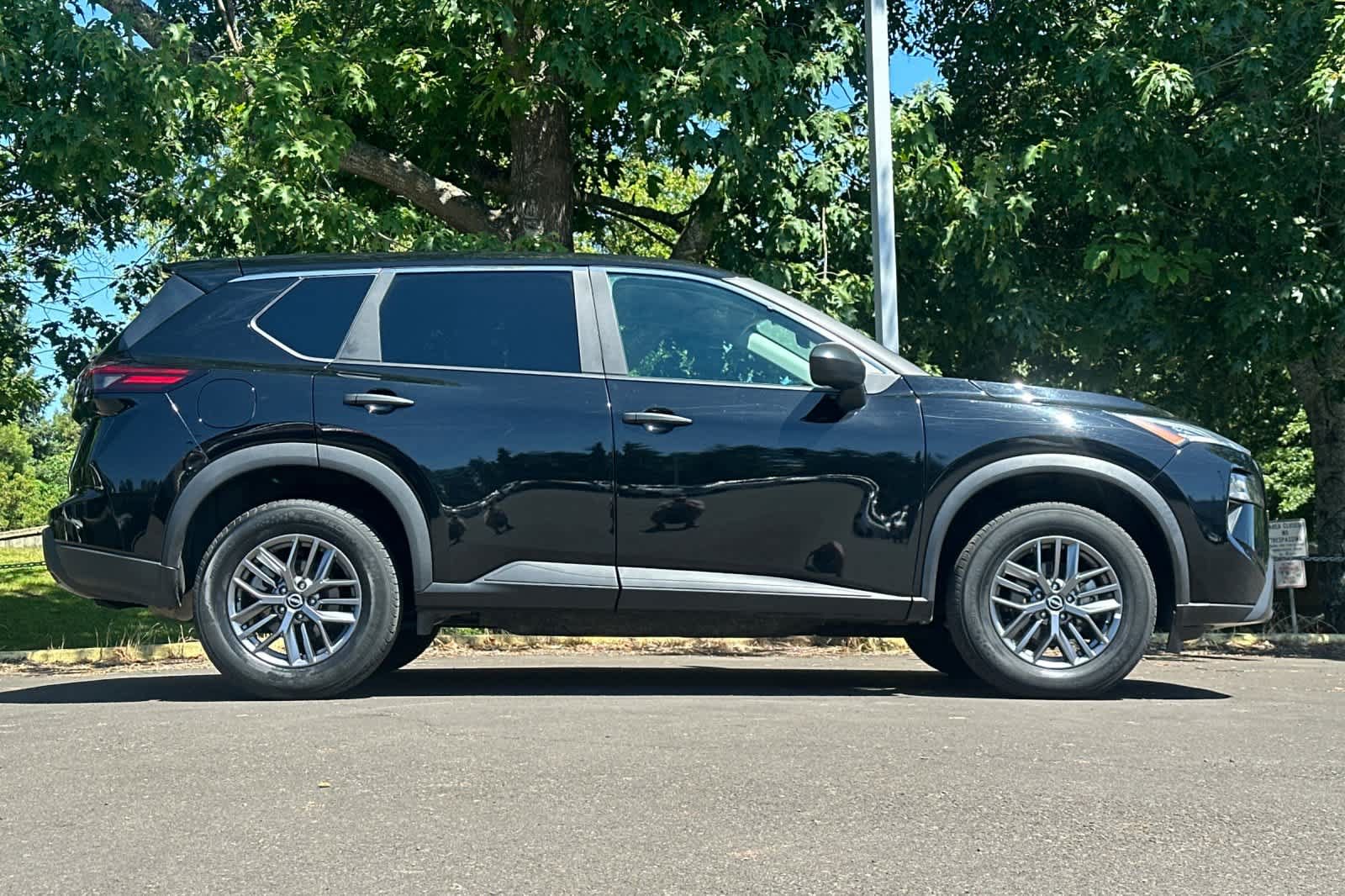 Used 2024 Nissan Rogue S AWD/4WD image 8