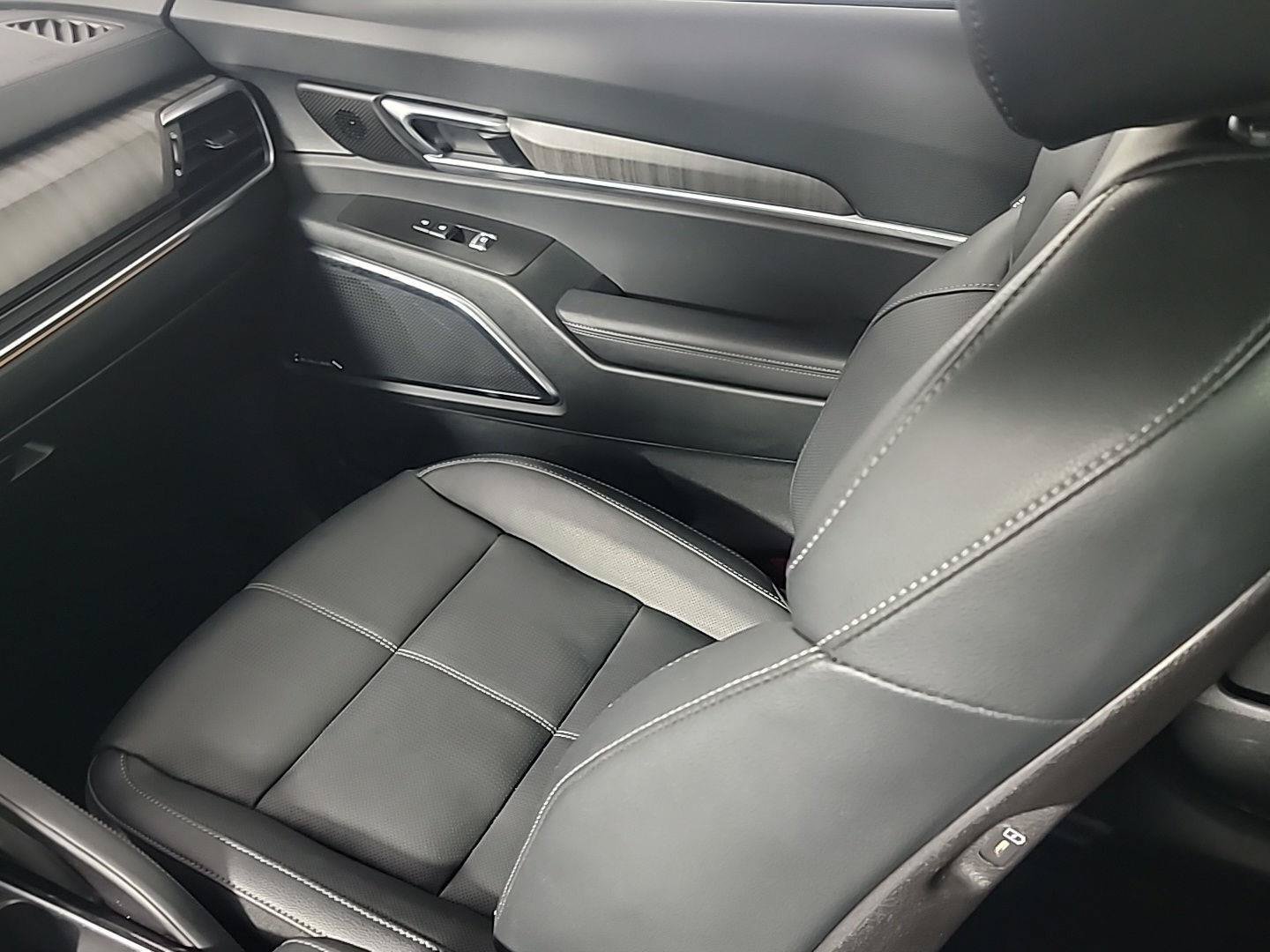 Certified 2025 Kia Telluride SX w/ SX Captain's Chair Package AWD/4WD image 23