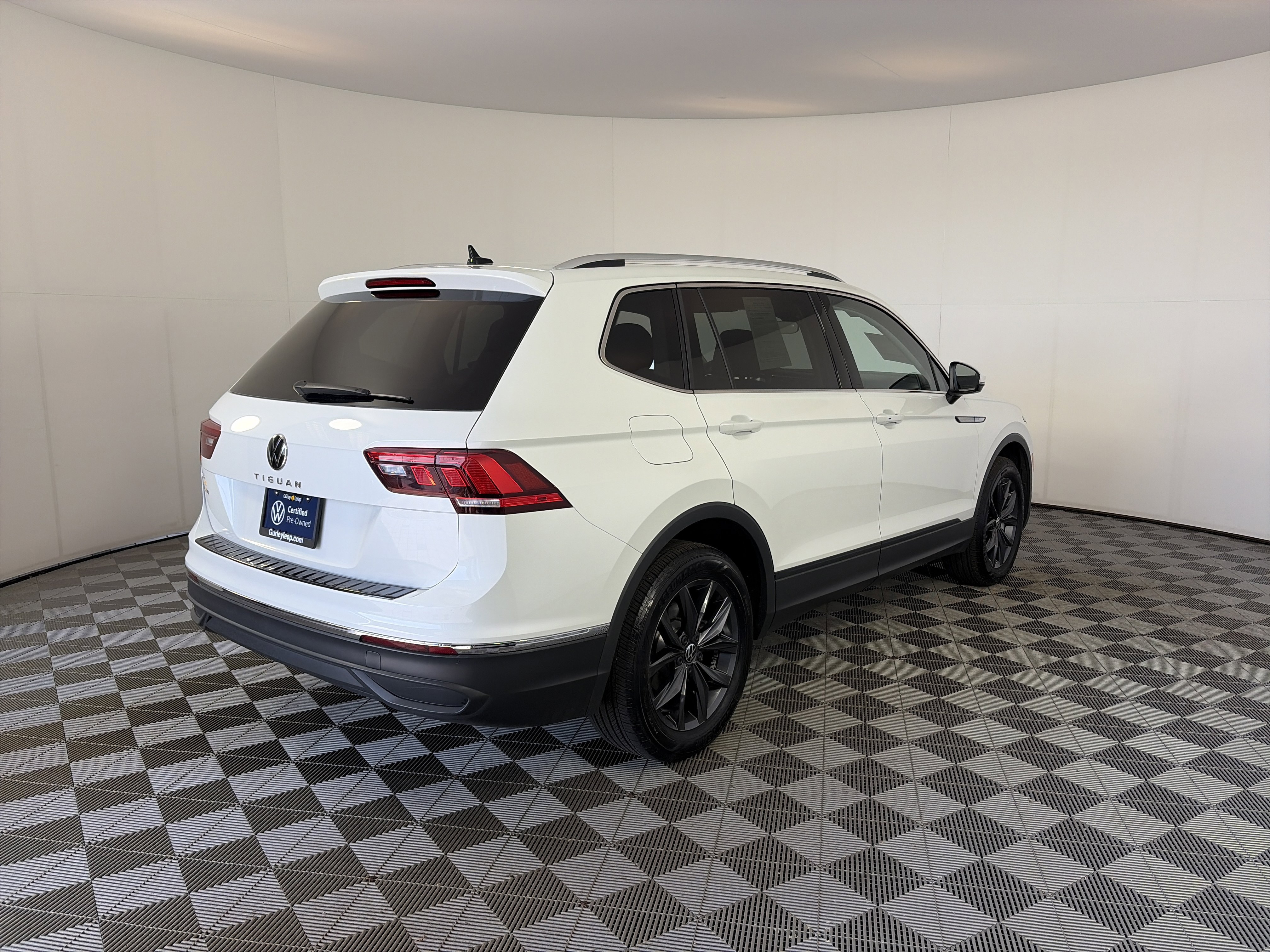 Used 2023 Volkswagen Tiguan SE w/ Panoramic Sunroof Package image 7