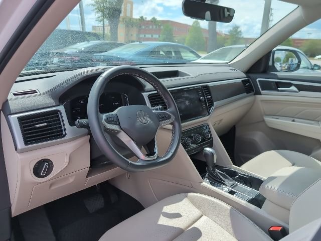 Certified 2022 Volkswagen Atlas SE w/ Black Wheel Package FWD image 8