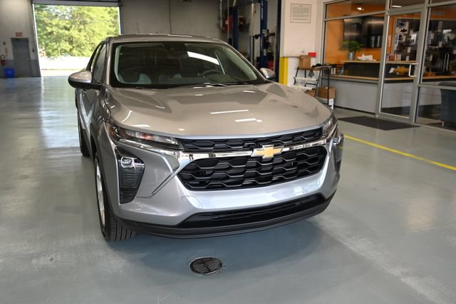 New 2026 Chevrolet Trax LS w/ LS Convenience Package FWD image 3
