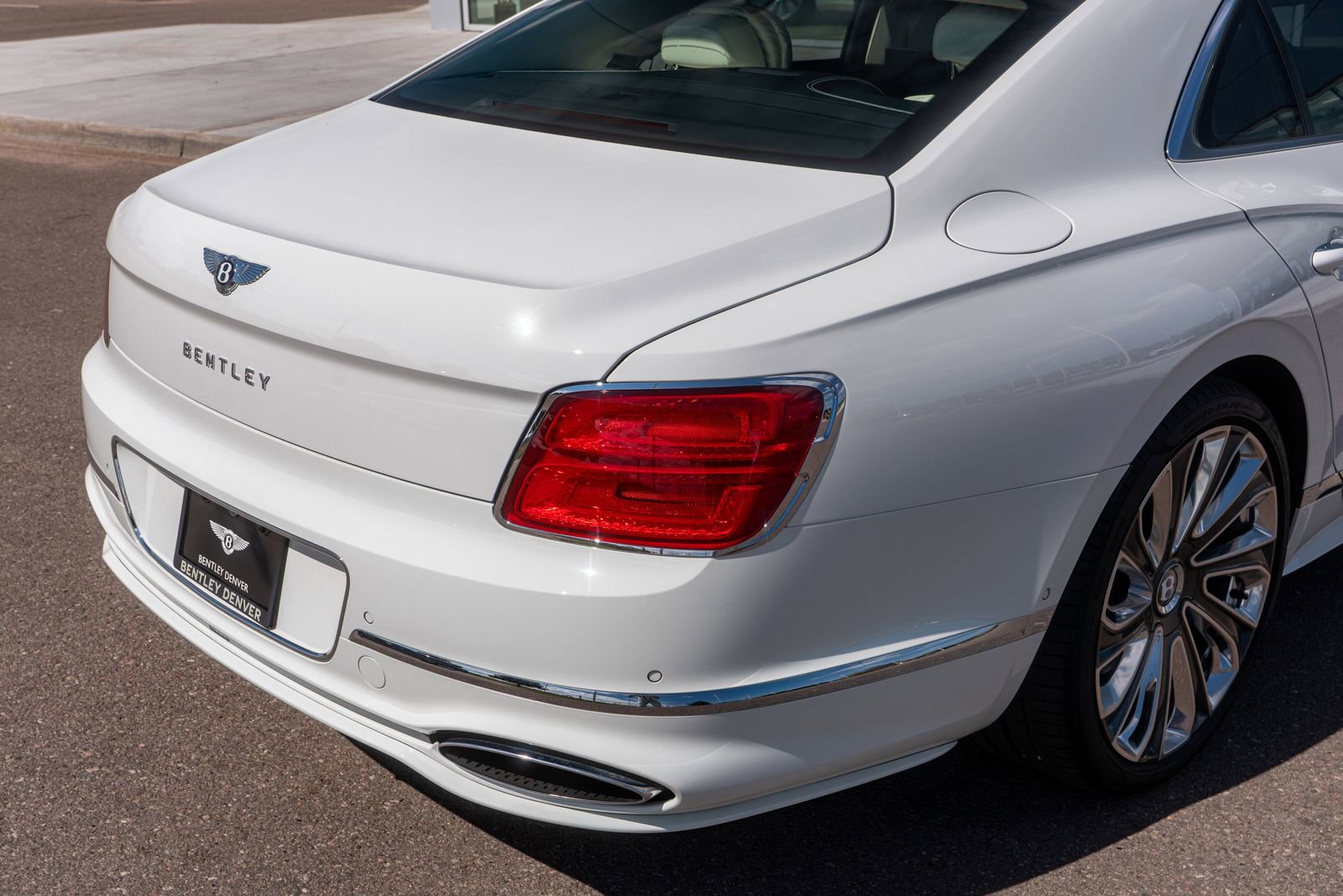 Certified 2025 Bentley Flying Spur Plug-In Hybrid image 17