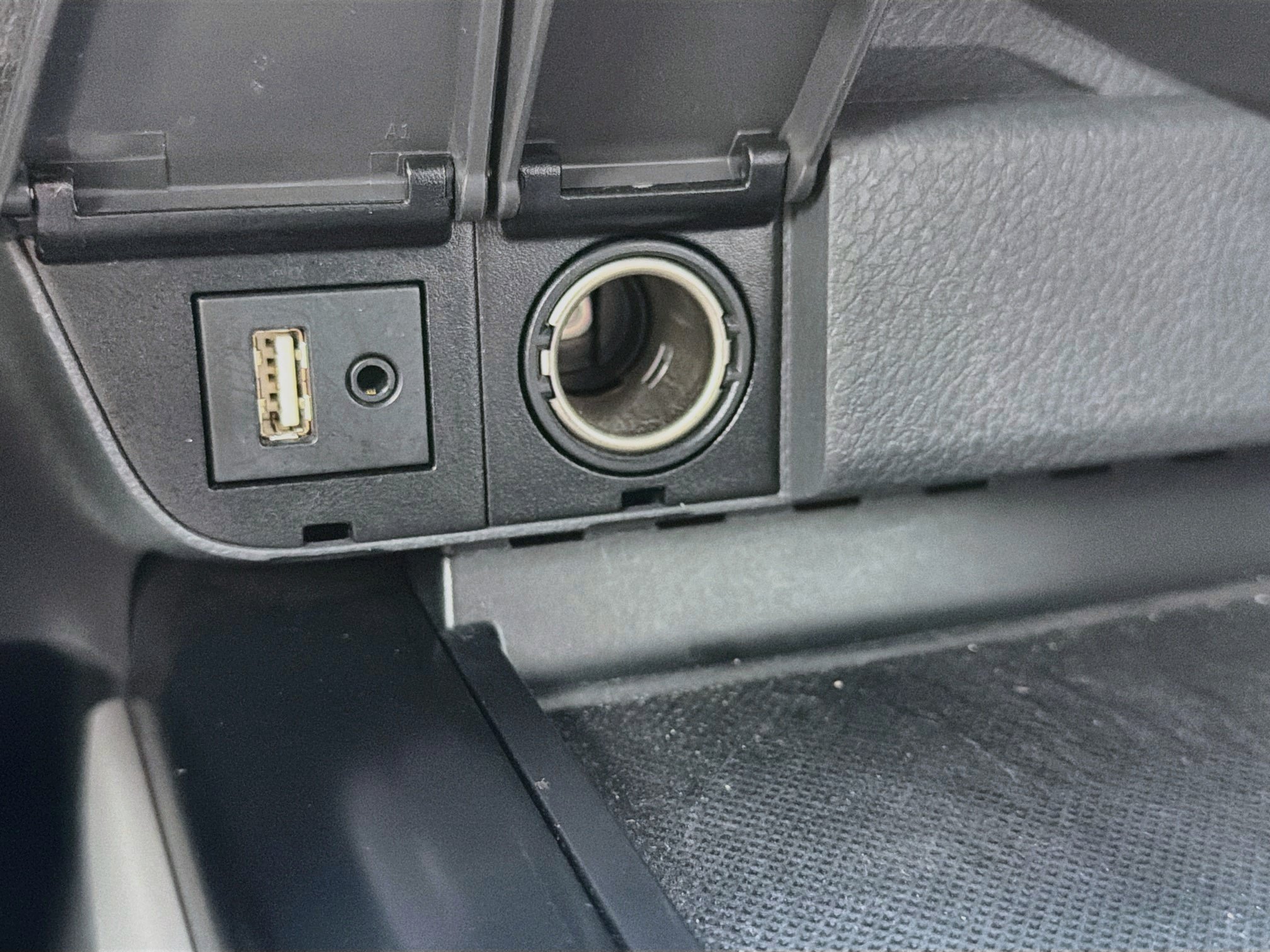 Used 2019 Toyota Camry SE w/ Convenience Package FWD image 29