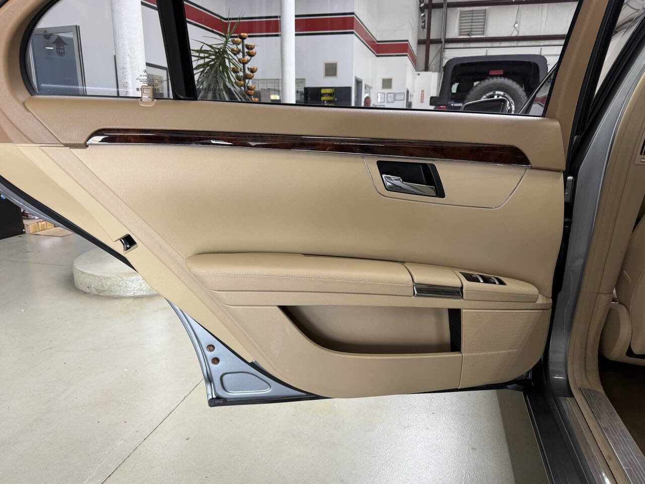 Used 2011 Mercedes-Benz S 550 4MATIC image 12