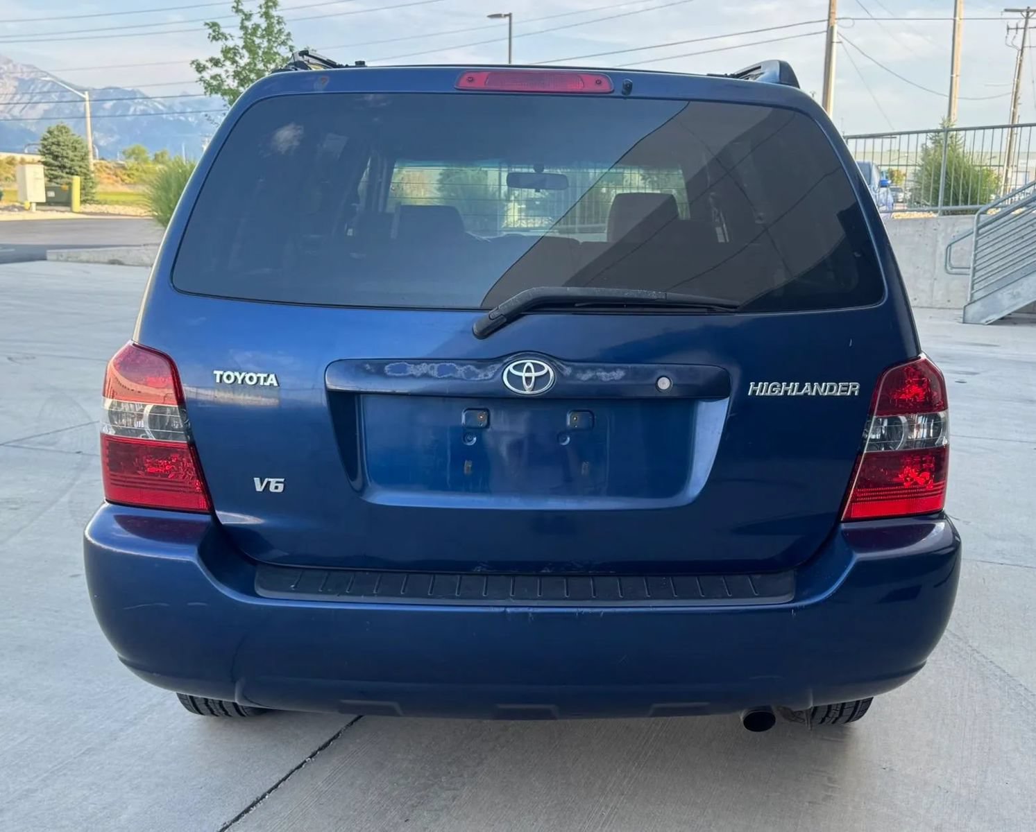 Used 2005 Toyota Highlander 2WD V6 w/ 3rd Row image 4