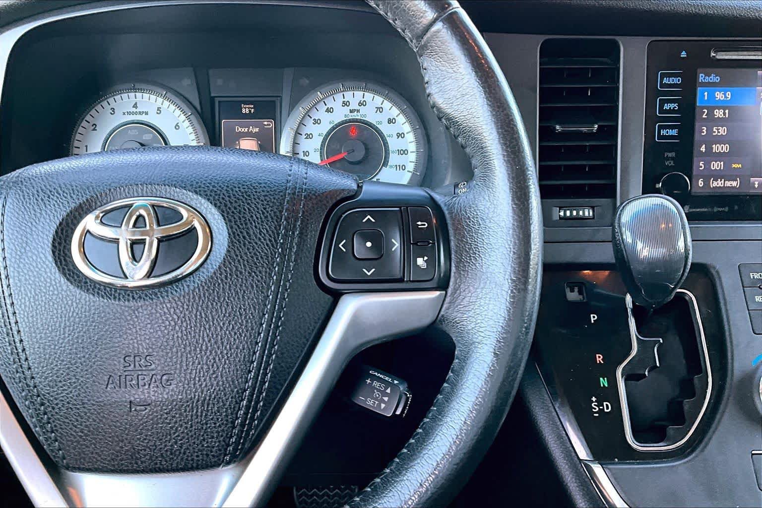 Used 2017 Toyota Sienna SE w/ SE Preferred Package FWD image 24