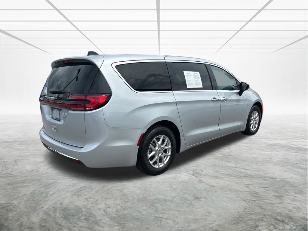 Used 2024 Chrysler Pacifica Touring-L image 4