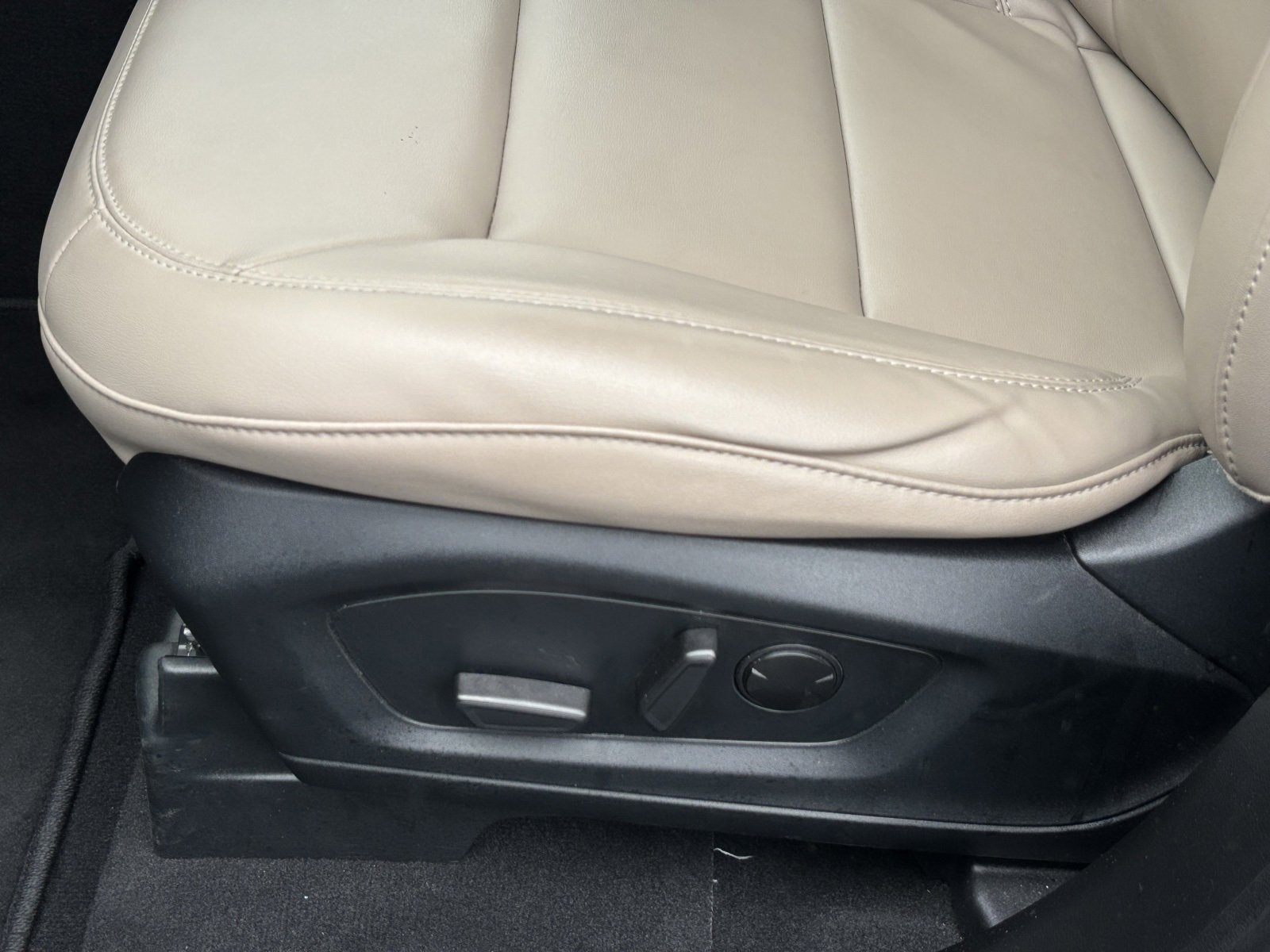 Used 2023 Ford Explorer XLT w/ Equipment Group 202A image 19