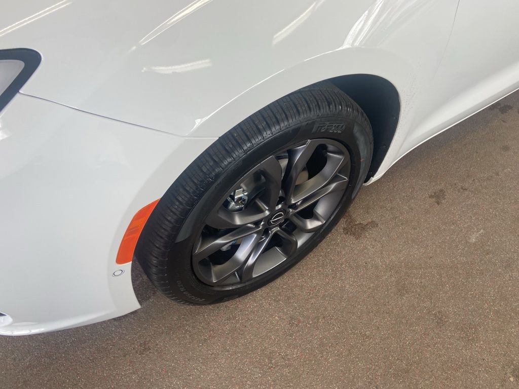 New 2026 Chrysler Pacifica Select FWD image 4