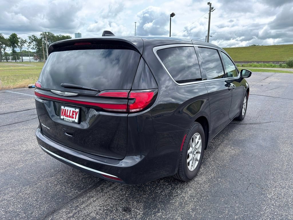 Used 2023 Chrysler Pacifica Touring-L FWD image 14