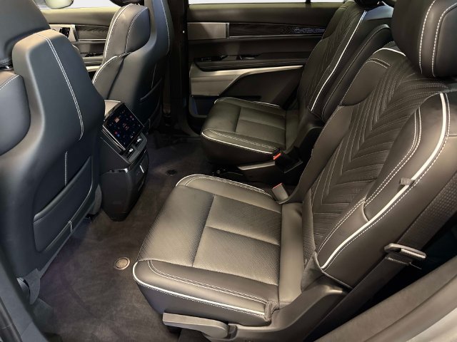 Certified 2026 Cadillac Vistiq Sport w/ LPO, Floor Liner Package AWD/4WD image 15