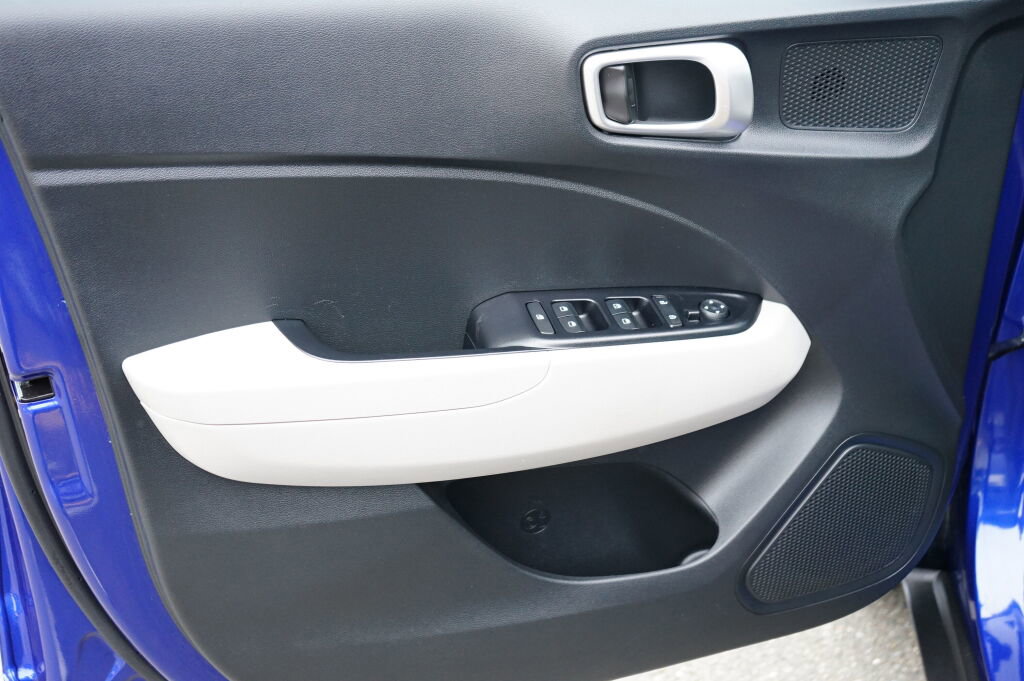 Used 2022 Hyundai Venue SEL w/ Cargo Package image 12