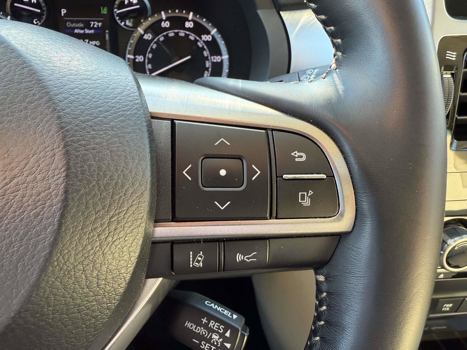 Used 2023 Lexus GX 460 Premium w/ Accessory Package AWD/4WD image 21