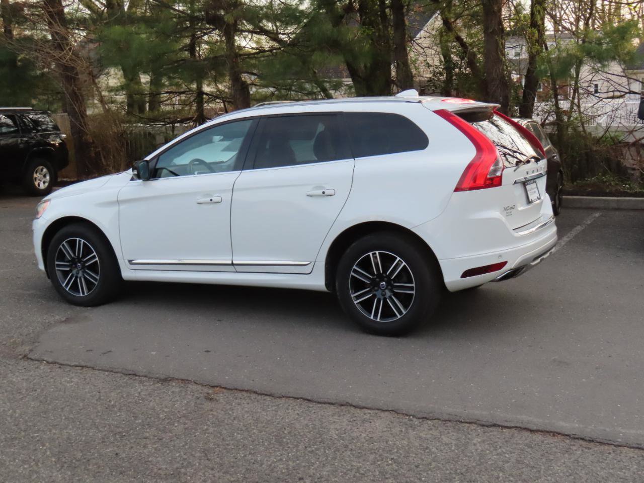 Used 2017 Volvo XC60 T5 Dynamic w/ Preferred Option Package image 3