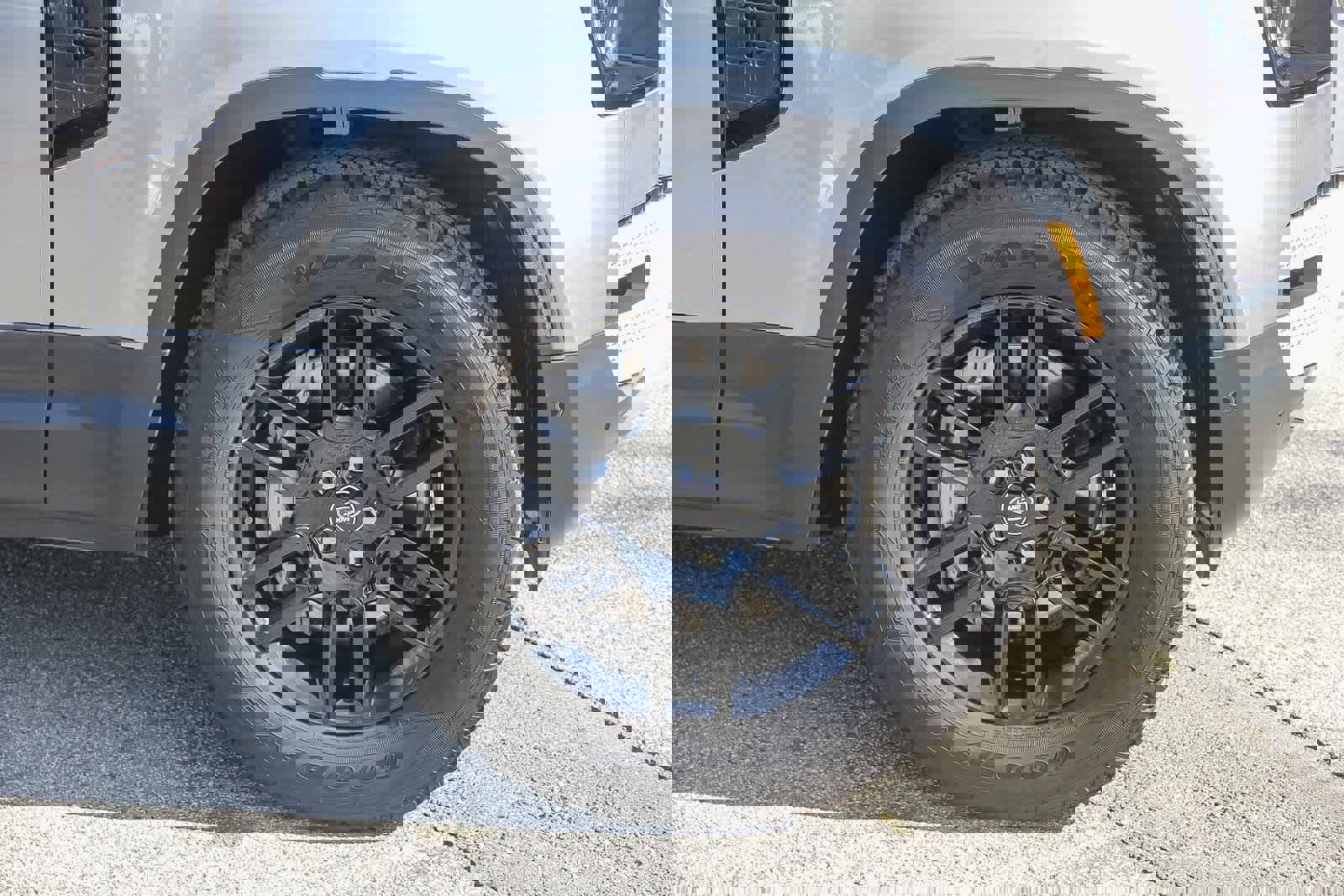 Used 2023 Land Rover Defender 130 SE image 4