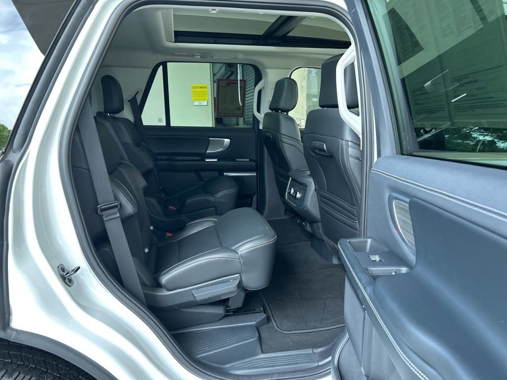 Used 2025 Ford Expedition Platinum image 33