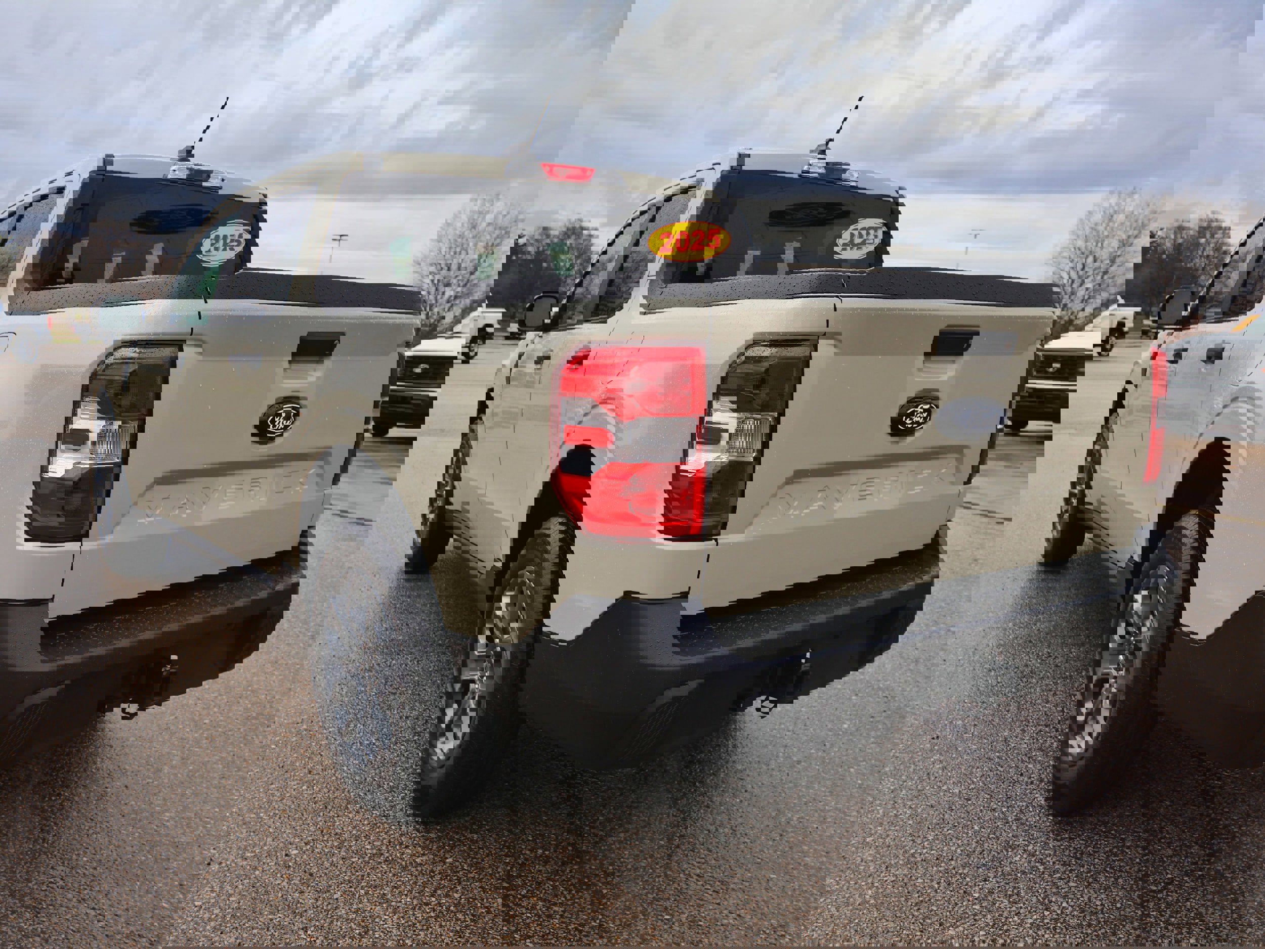 Used 2025 Ford Maverick XLT image 3