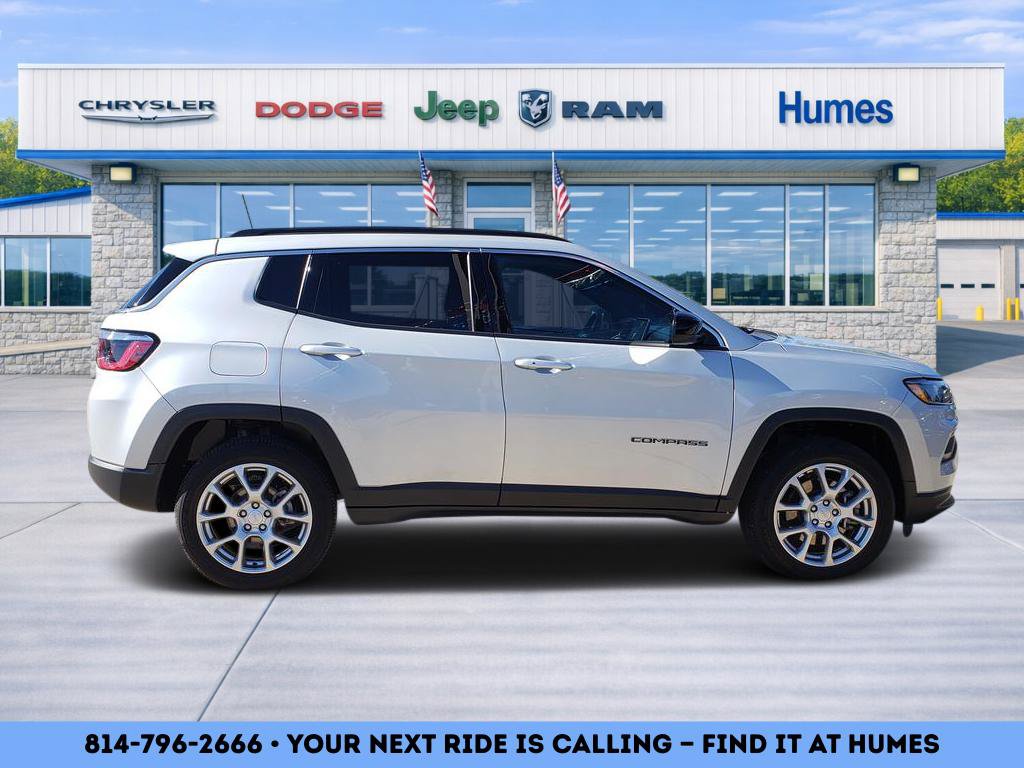 Used 2024 Jeep Compass Latitude AWD/4WD image 2
