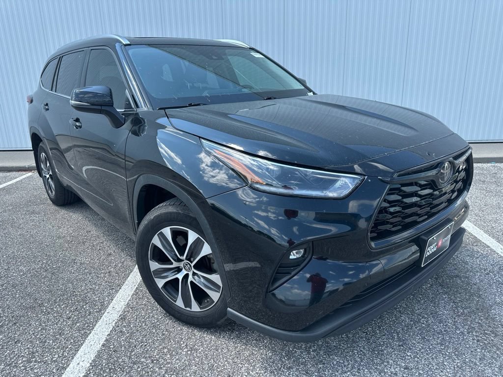 Used 2021 Toyota Highlander XLE AWD/4WD image 10