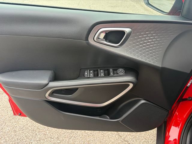 Used 2025 Kia Soul LX w/ LX Technology Package FWD image 13