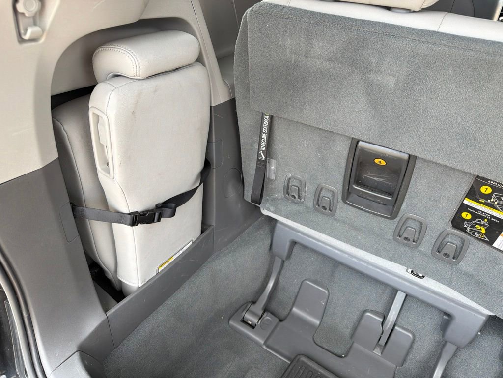 Used 2019 Toyota Sienna XLE w/ XLE Navigation Package FWD image 27