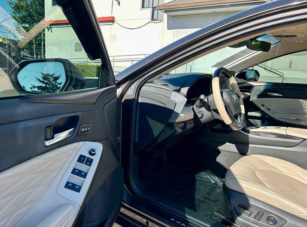 Certified 2019 Toyota Avalon Limited w/ Advanced Safety Package FWD image 9