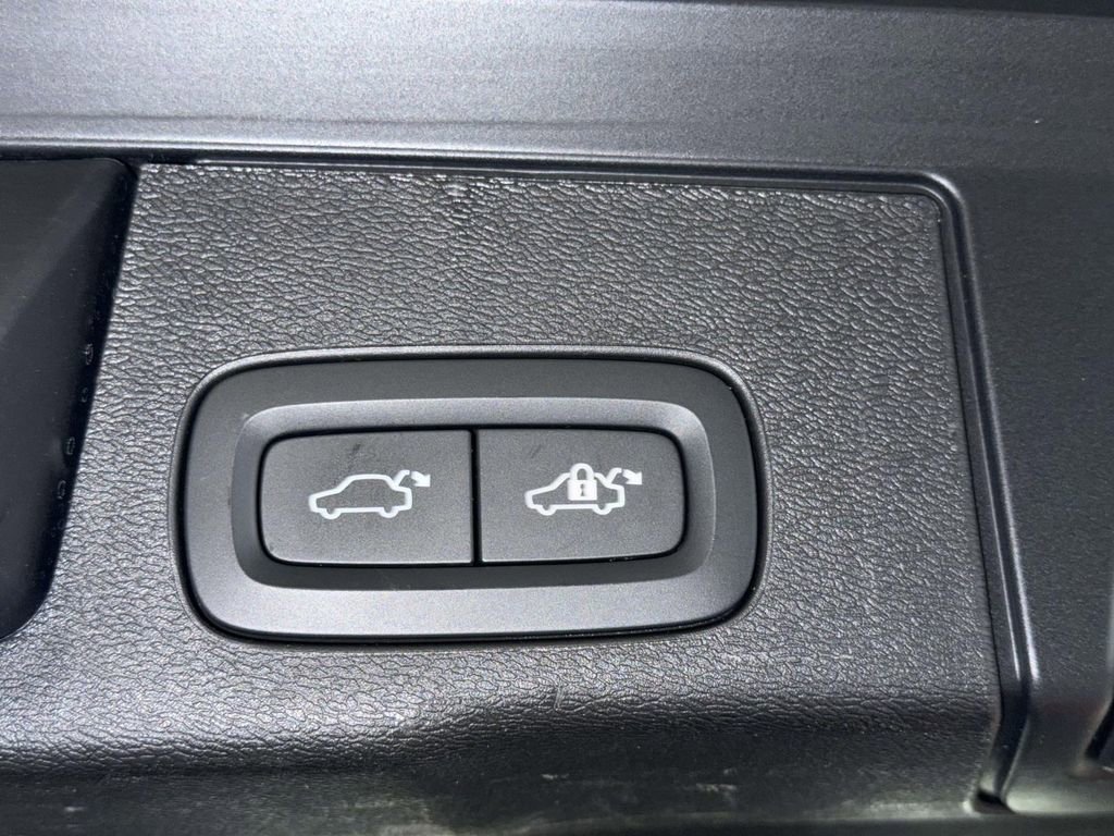 Used 2024 Volvo XC60 B5 Plus image 18