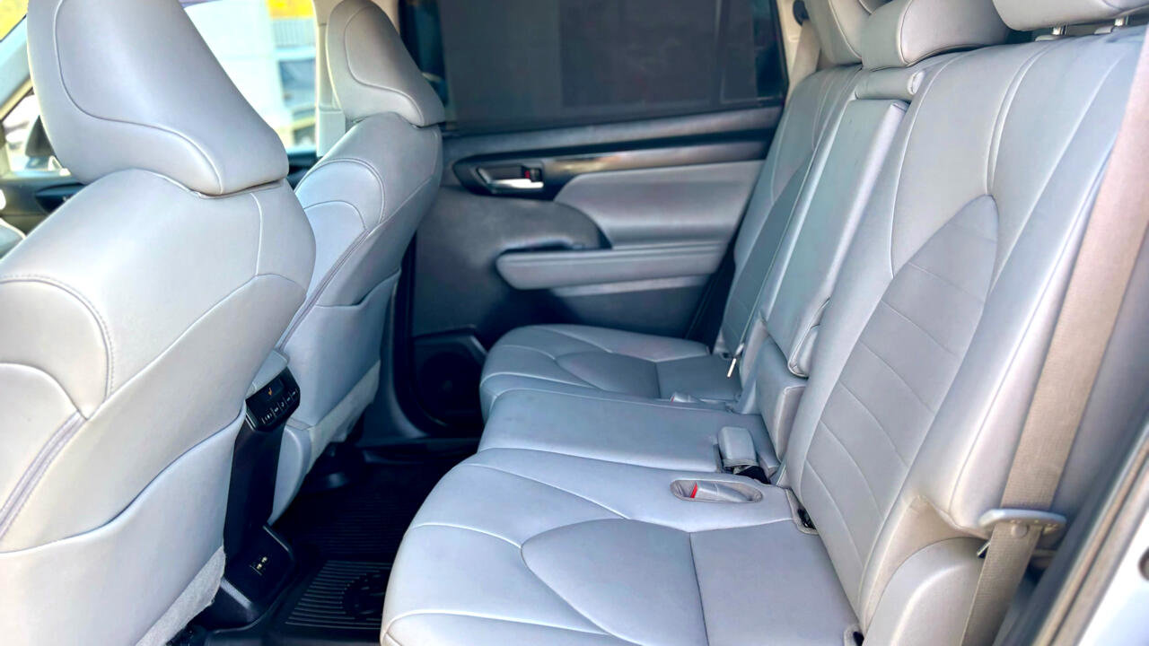 Used 2021 Toyota Highlander XLE image 19