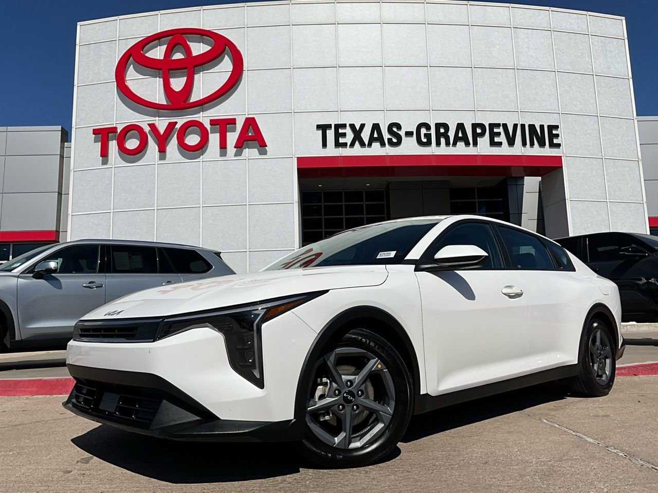 Used 2025 Kia K4 LXS image 2