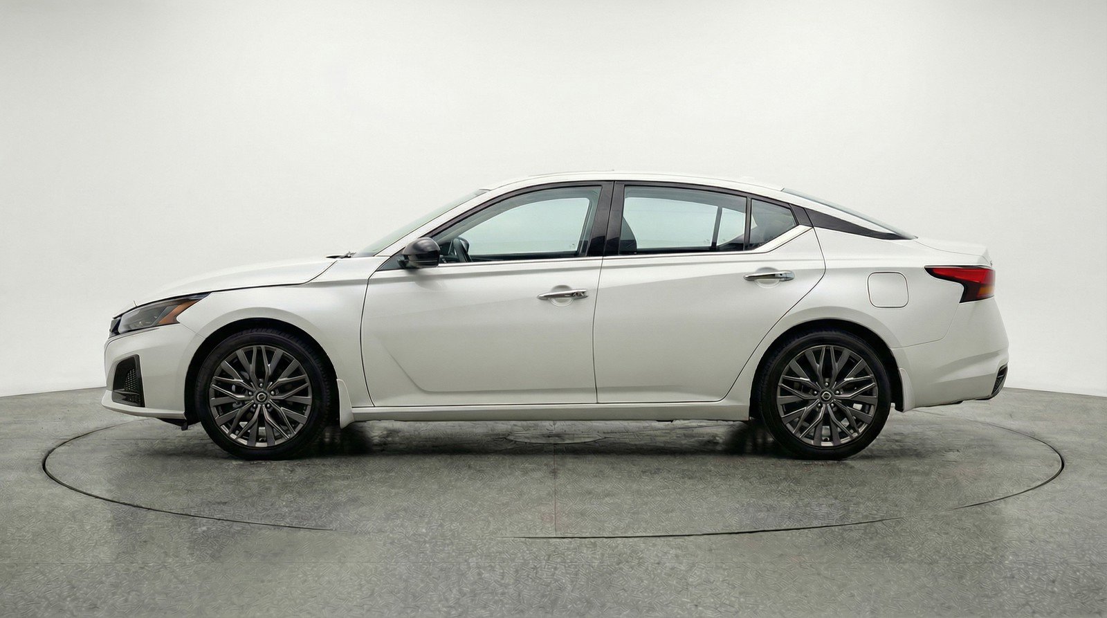 Used 2025 Nissan Altima 2.5 SV image 5