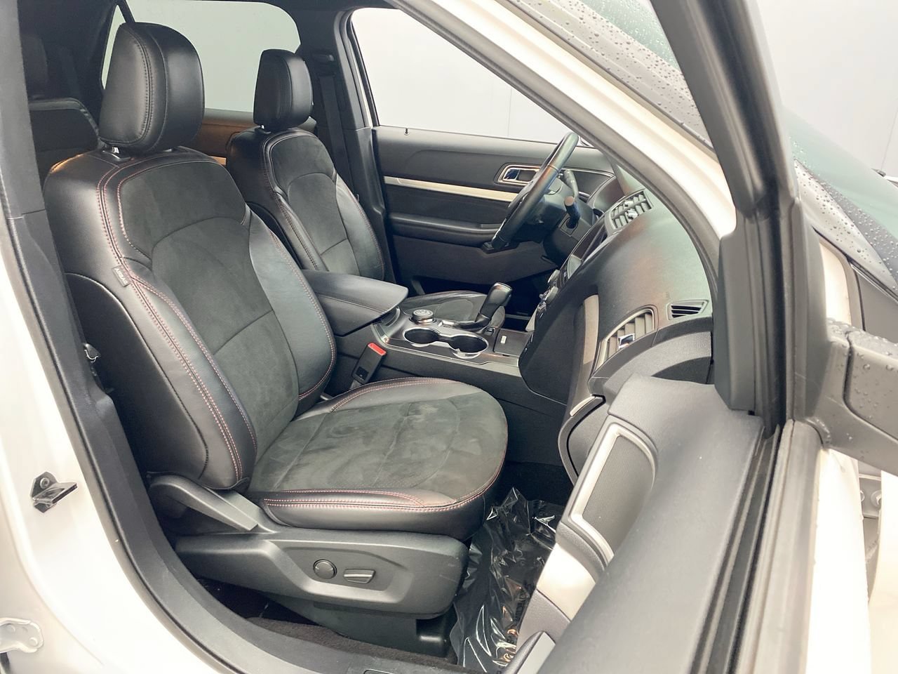 Used 2019 Ford Explorer XLT w/ Equipment Group 202A AWD/4WD image 23