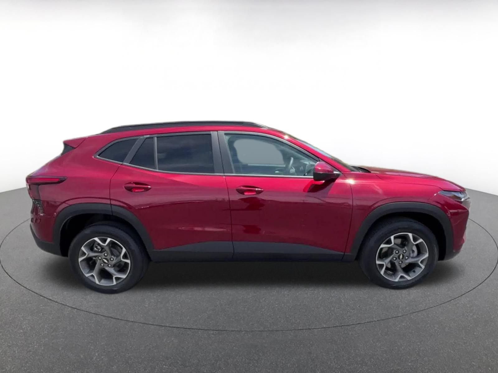 Used 2025 Chevrolet Trax LT FWD image 16