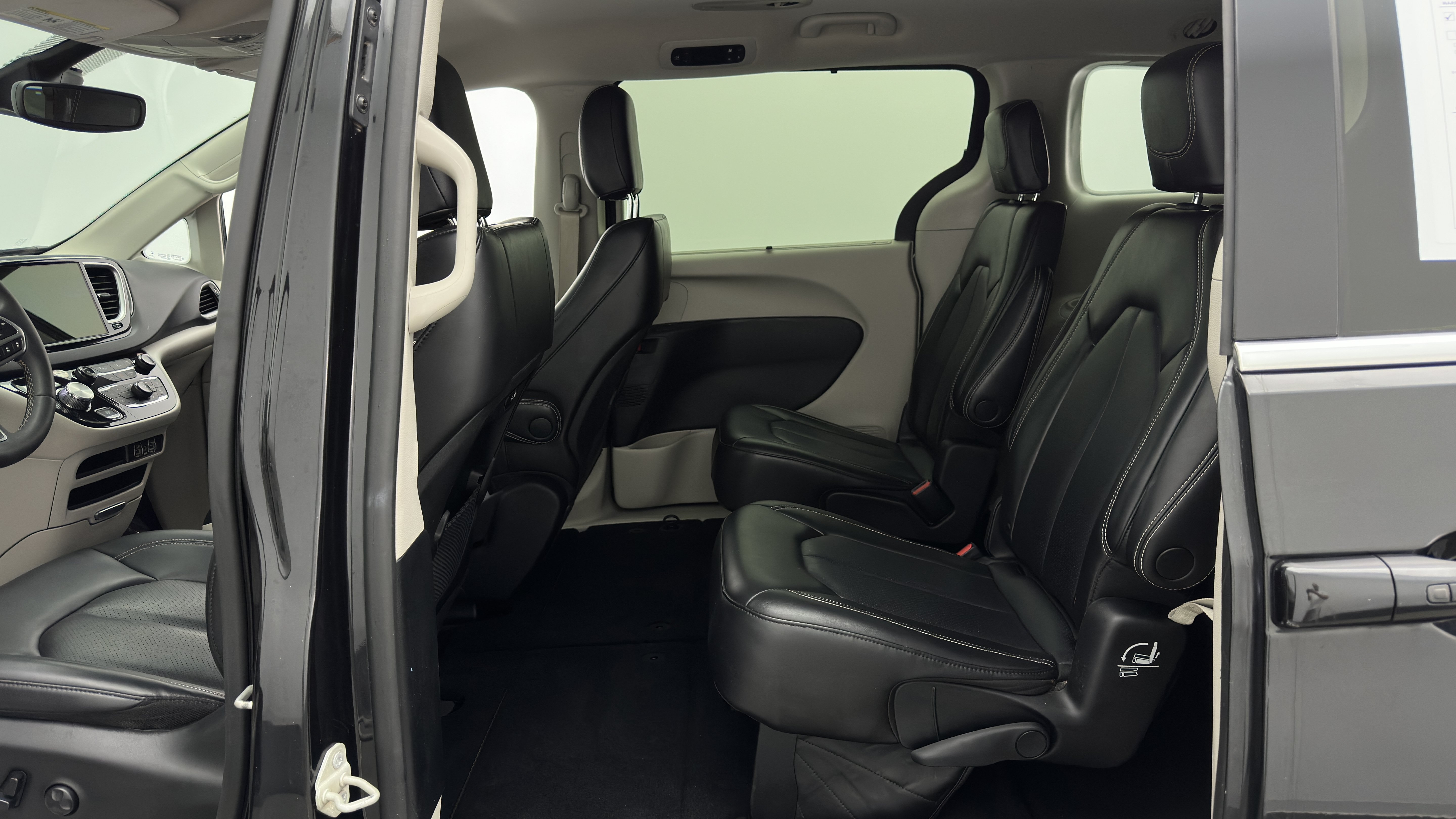 Used 2023 Chrysler Pacifica Touring-L FWD image 25