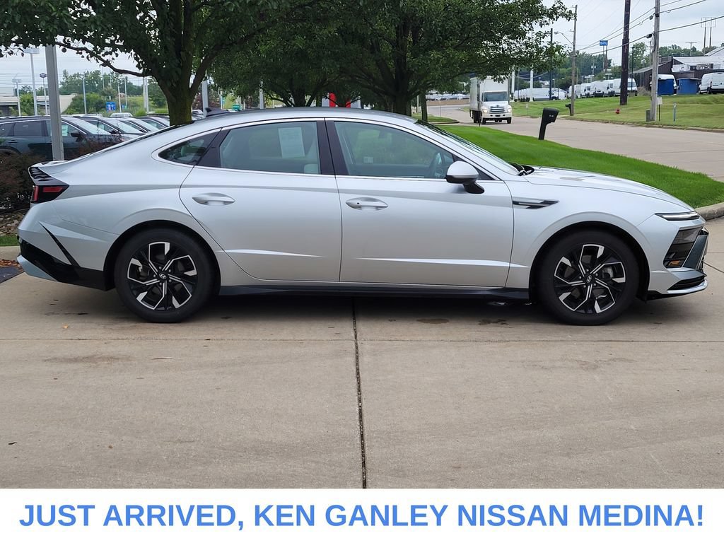 Used 2025 Hyundai Sonata SEL FWD image 2