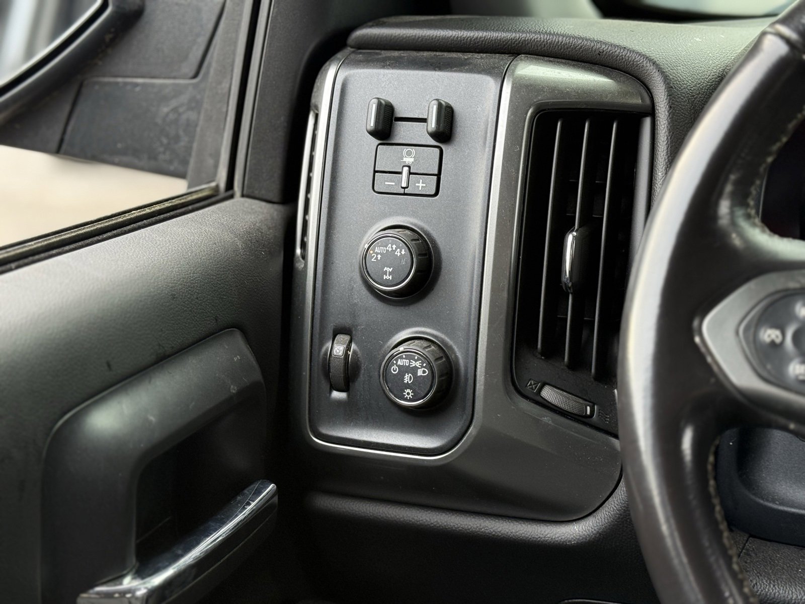 Used 2018 Chevrolet Silverado 1500 LT w/ All Star Edition image 19