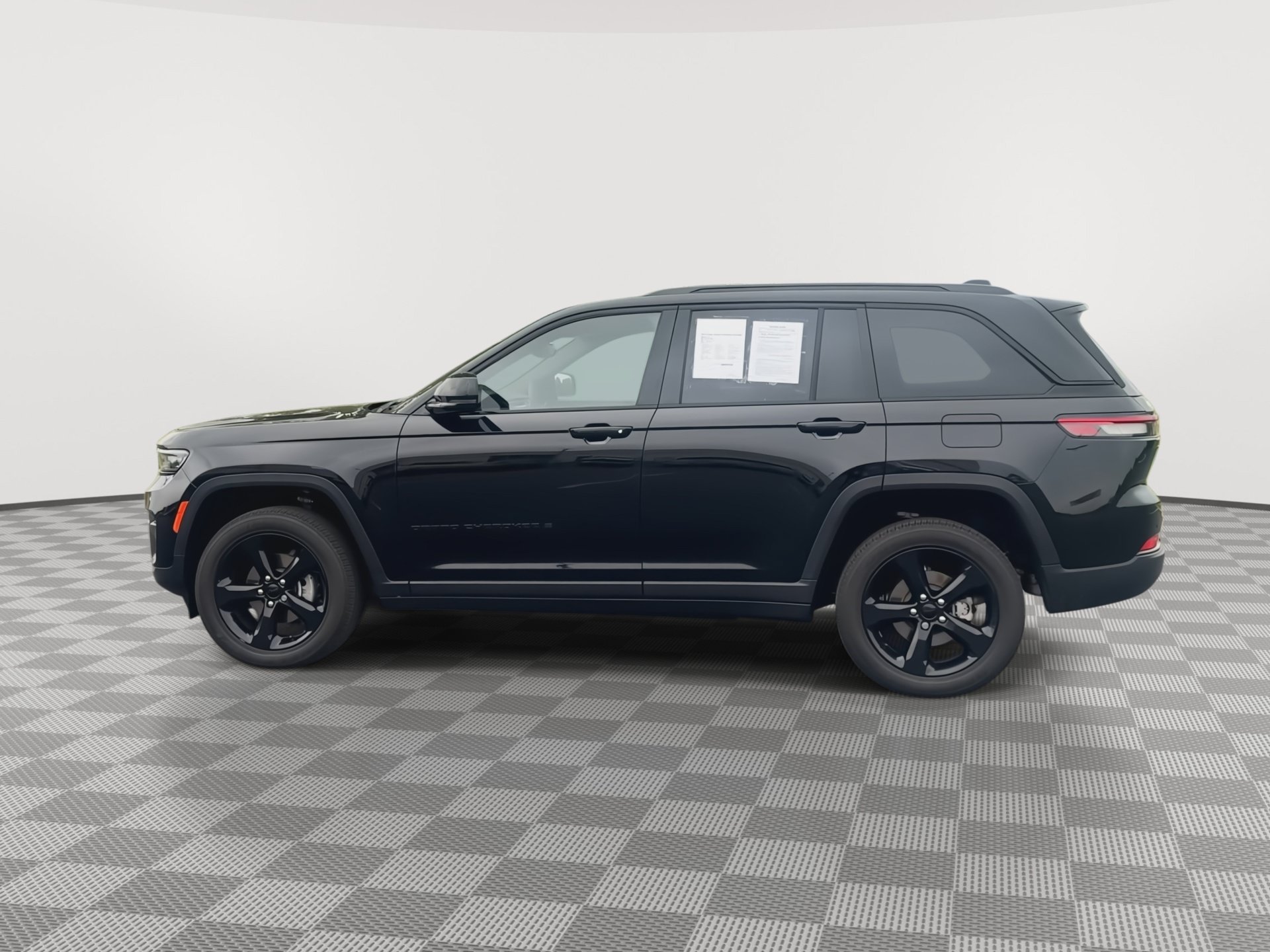Used 2023 Jeep Grand Cherokee Altitude AWD/4WD image 5
