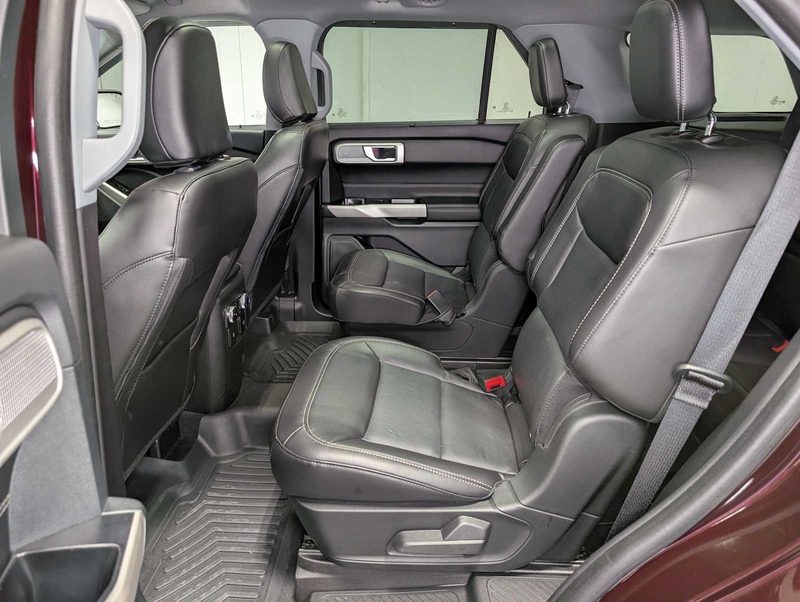 Used 2022 Ford Explorer Limited w/ Equipment Group 301A AWD/4WD image 18