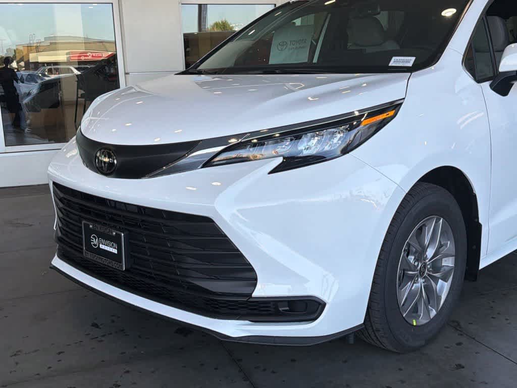 New 2026 Toyota Sienna LE FWD image 3