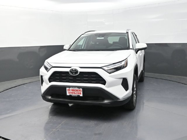 Used 2025 Toyota RAV4 XLE AWD/4WD image 2