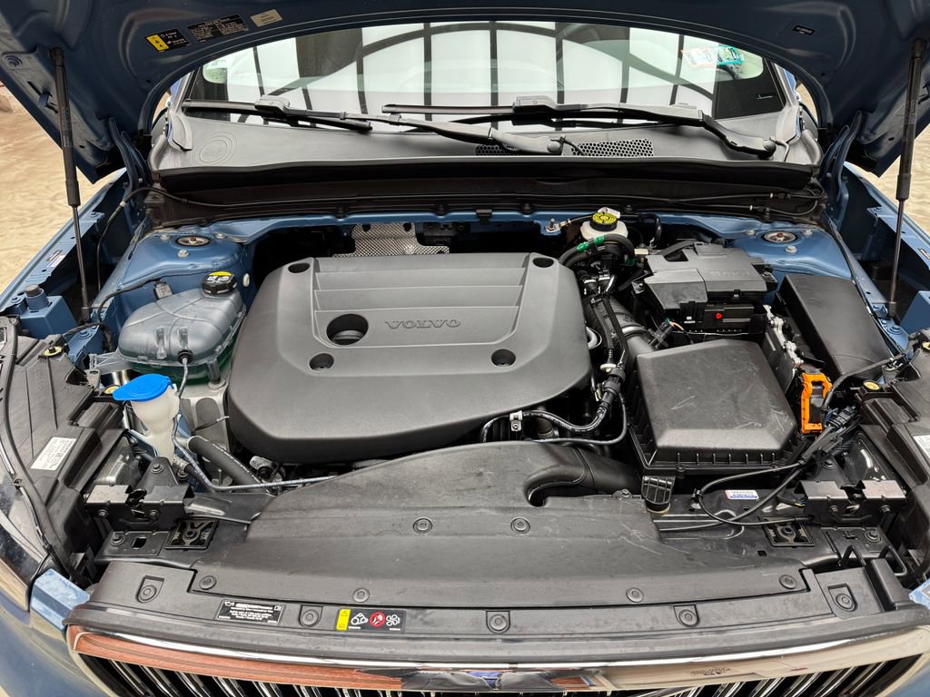 Used 2024 Volvo XC40 B5 Plus image 29