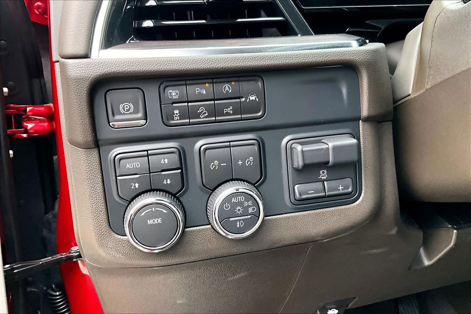 Used 2025 Chevrolet Tahoe LT w/ Comfort Package AWD/4WD image 32