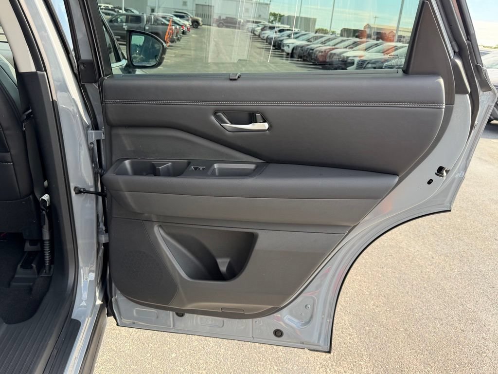 Used 2024 Nissan Pathfinder Platinum w/ Cargo Package AWD/4WD image 23