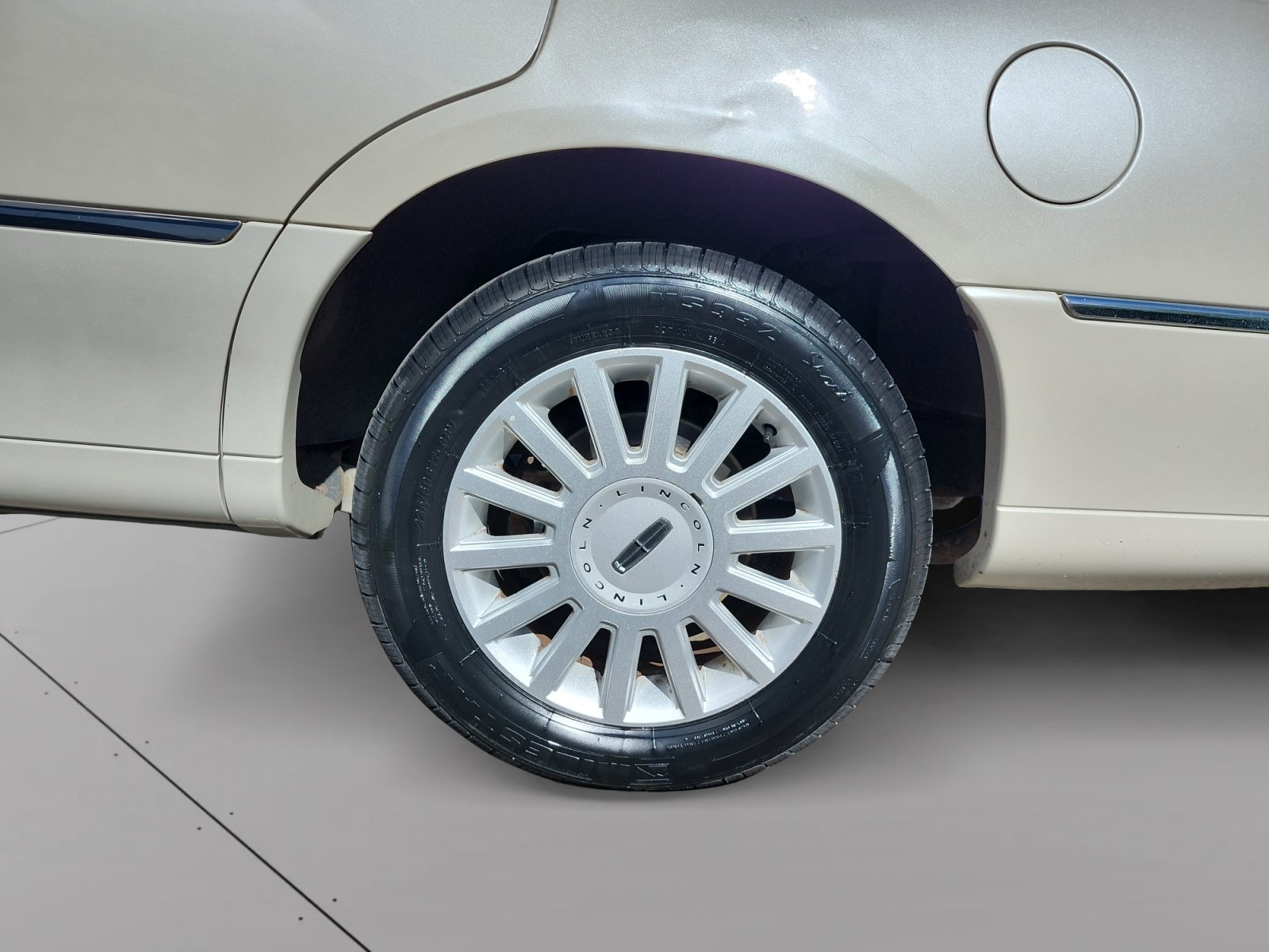 Used 2005 Lincoln Town Car Signature Limited RWD image 14