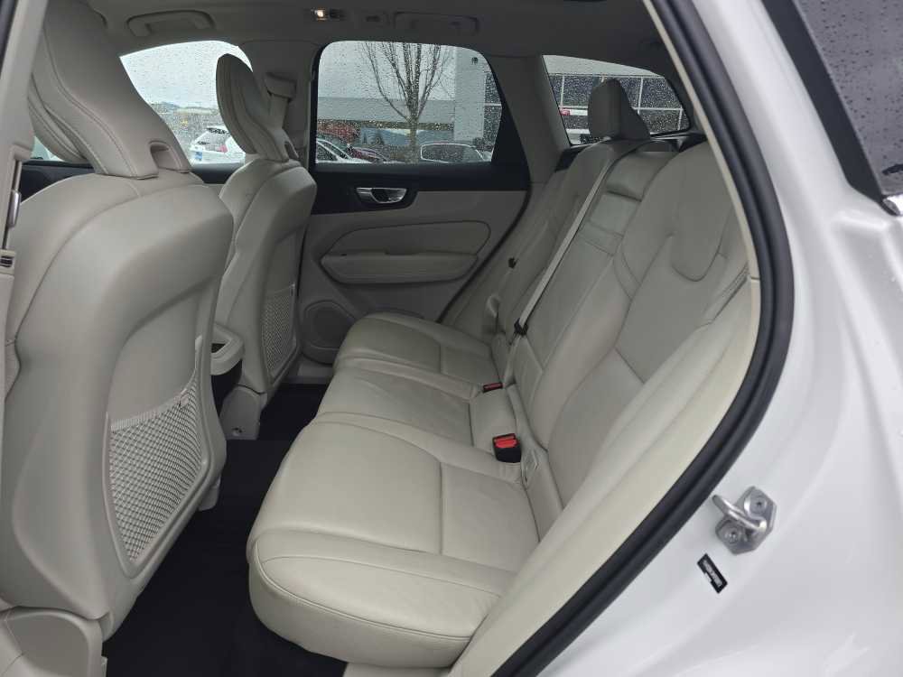Used 2021 Volvo XC60 T5 Momentum w/ Advanced Package image 16