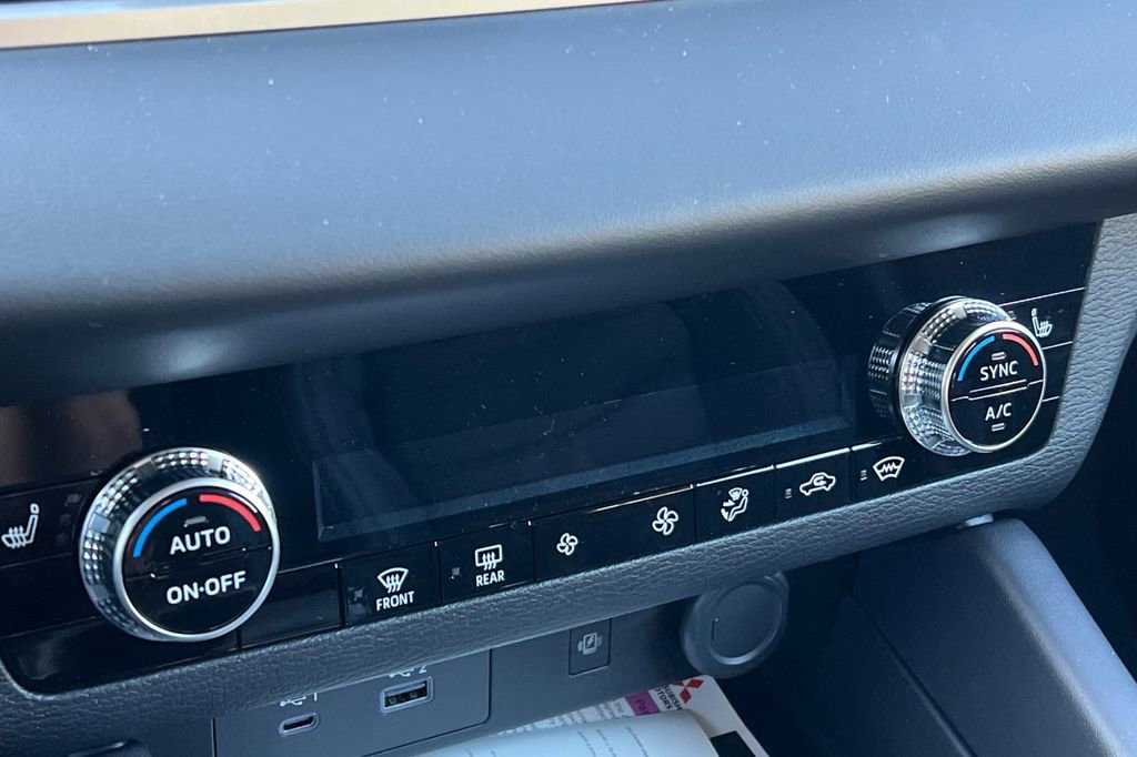 New 2025 Mitsubishi Outlander SE image 22