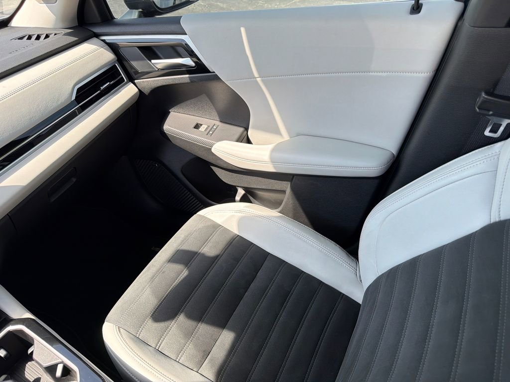Used 2025 Mitsubishi Outlander AWD image 16