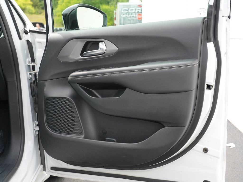 Used 2025 Chrysler Pacifica Select FWD image 30