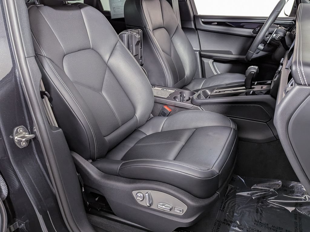 Used 2025 Porsche Macan AWD/4WD image 33